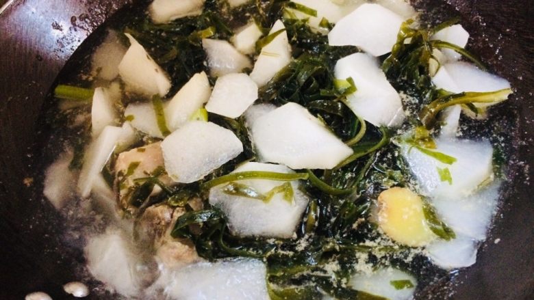暖心💖萝卜排骨海带汤,一起炖煮30分钟。