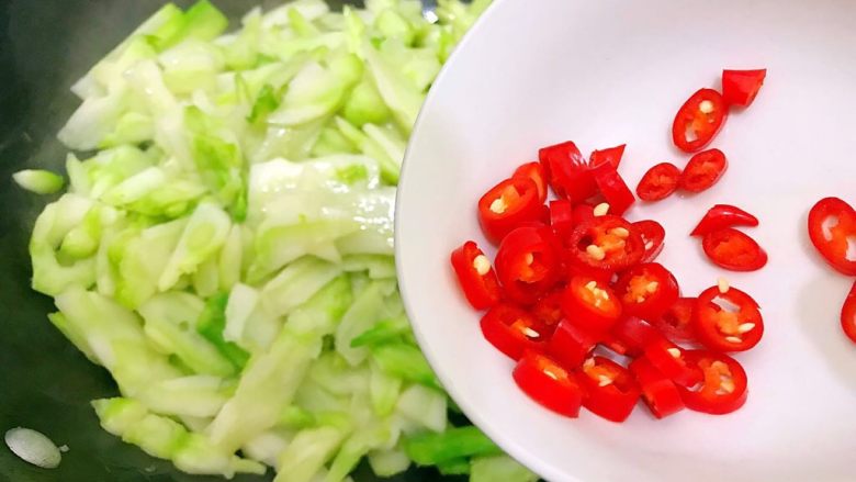 红配绿～鲜香抱子芥,接着把切好的小米辣倒入炒锅里。