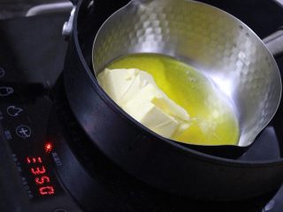 圣诞玛德琳,将黄油小火隔热水融化成液态备用。