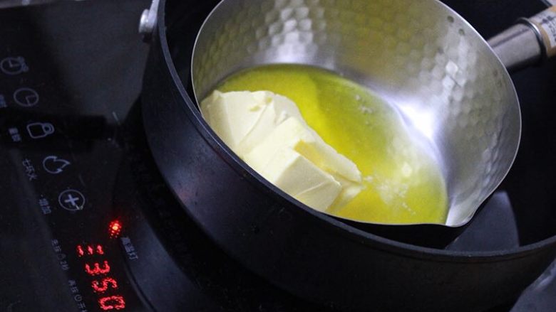 圣诞玛德琳,将黄油小火隔热水融化成液态备用。