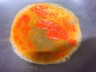 茄汁灯笼茄子,锅中放番茄酱，加水