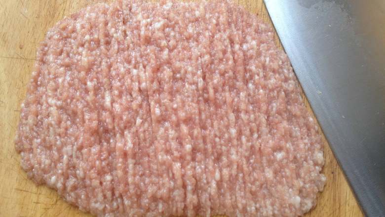灌汤包,在菜场买的猪肉绞的肉末不够细，需要再次加工，剁成肉泥（最好是三分肥七分瘦）