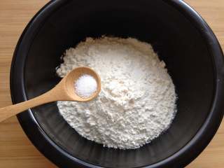 灌汤包,面粉中加入少许盐混合均匀