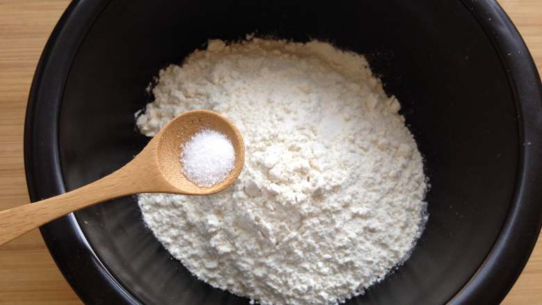 灌汤包,面粉中加入少许盐混合均匀