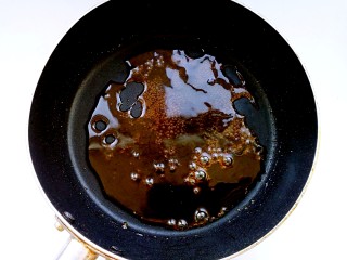 焦糖布丁蛋糕,用刮刀拌匀煮至浓稠成焦溏液。