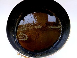 焦糖布丁蛋糕,当糖液变成琥珀色时迅速倒入开水。