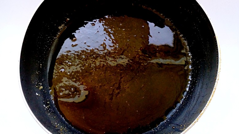 焦糖布丁蛋糕,当糖液变成琥珀色时迅速倒入开水。