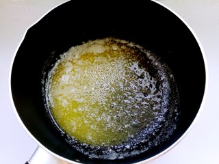 焦糖布丁蛋糕,黄油放入锅中加热融化至沸腾。