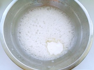 焦糖布丁蛋糕,蛋清里加入柠檬汁打到粗泡，加入1/3的白糖继续打发。