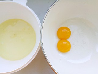 焦糖布丁蛋糕,鸡蛋两个，将蛋黄和蛋清分开。