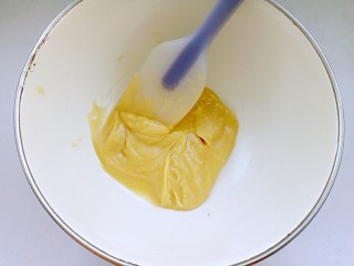 焦糖布丁蛋糕,倒入到低筋面粉里拌匀。