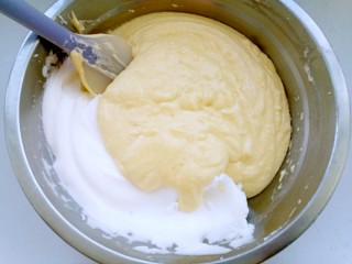 焦糖布丁蛋糕,再将全部蛋黄液倒进蛋白里。