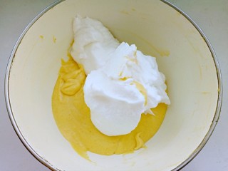 焦糖布丁蛋糕,将1/3蛋白加入到蛋黄糊里。
