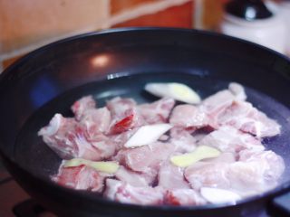 玉米胡萝卜排骨汤,排骨冷水入锅，放入葱姜，大火烧开煮出血水污物。