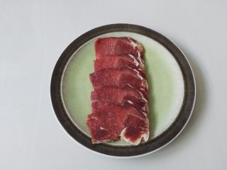 寿喜锅（日式牛肉火锅）,牛肉化冻，切薄片，还是喜欢手切肉片，一个是可以保证肉质纯正，再一个是口感