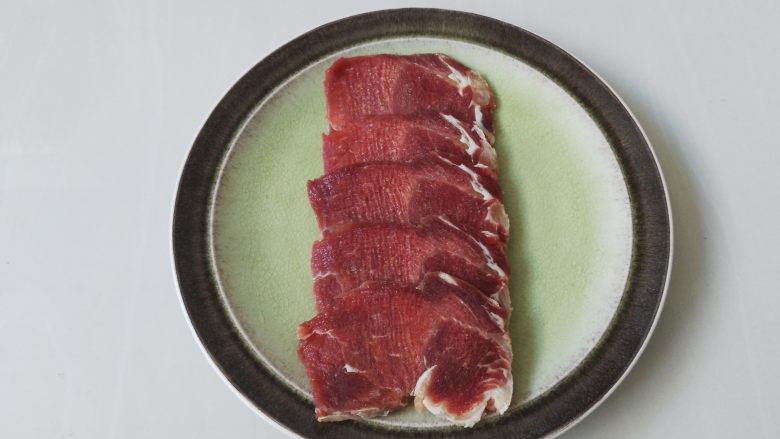 寿喜锅（日式牛肉火锅）,<a style='color:red;display:inline-block;' href='/shicai/ 216'>牛肉</a>化冻，切薄片，还是喜欢手切肉片，一个是可以保证肉质纯正，再一个是口感