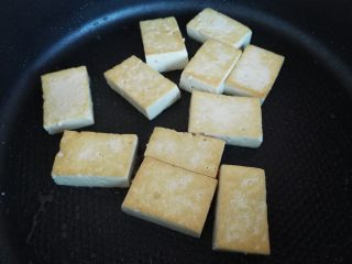 寿喜锅（日式牛肉火锅）,豆腐煎至两面金黄即可，盛出备用