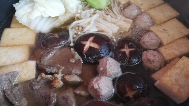 寿喜锅（日式牛肉火锅）,煮开之后，再放入绿叶蔬菜，捞出就可以吃了