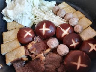 寿喜锅（日式牛肉火锅）,把肉片和酱汁炒一下，放入各种蔬菜