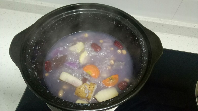 紫薯大米枸杞粥,转小火煮10分钟。