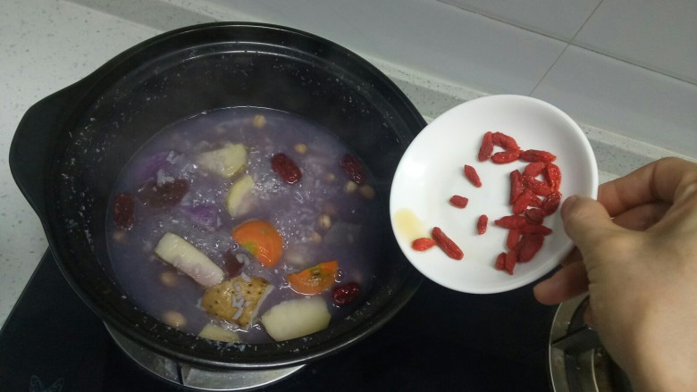 紫薯大米枸杞粥,放入枸杞。