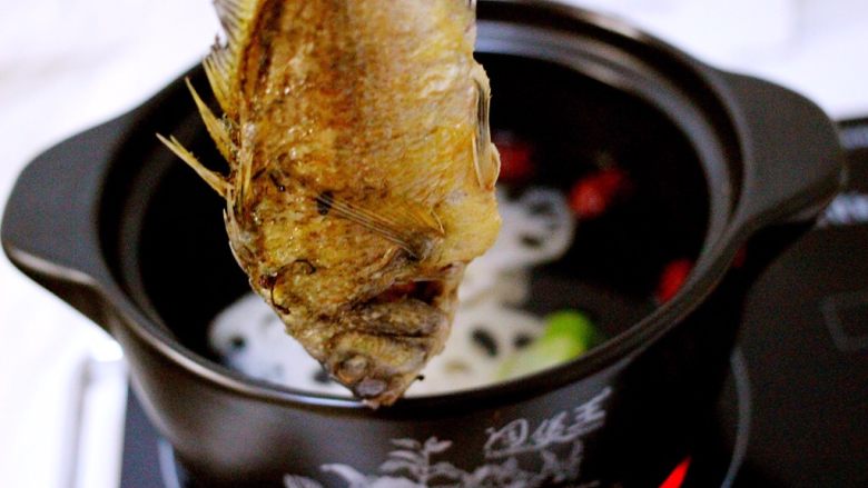 蔬菜海杂拌火锅🍲,加入煎好的海浮鱼