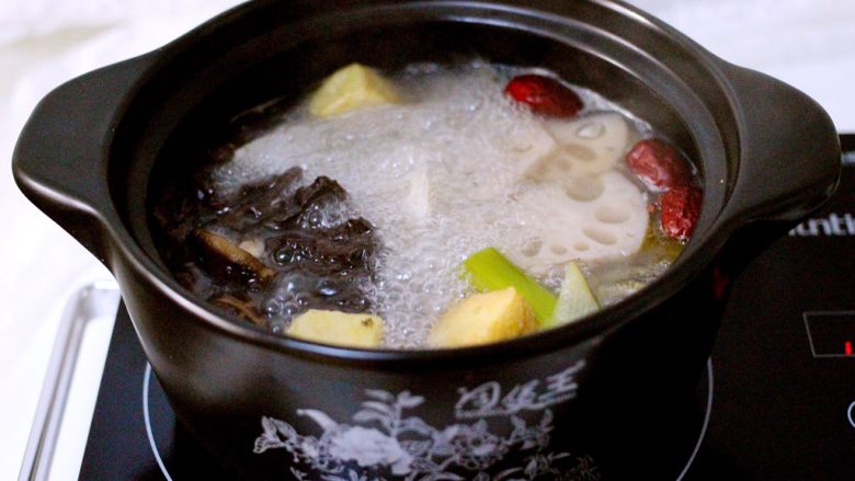 蔬菜海杂拌火锅🍲,10分钟后打开锅盖