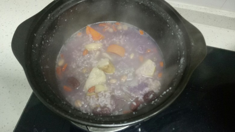 紫薯大米枸杞粥,再转大火煮5分钟，关火。