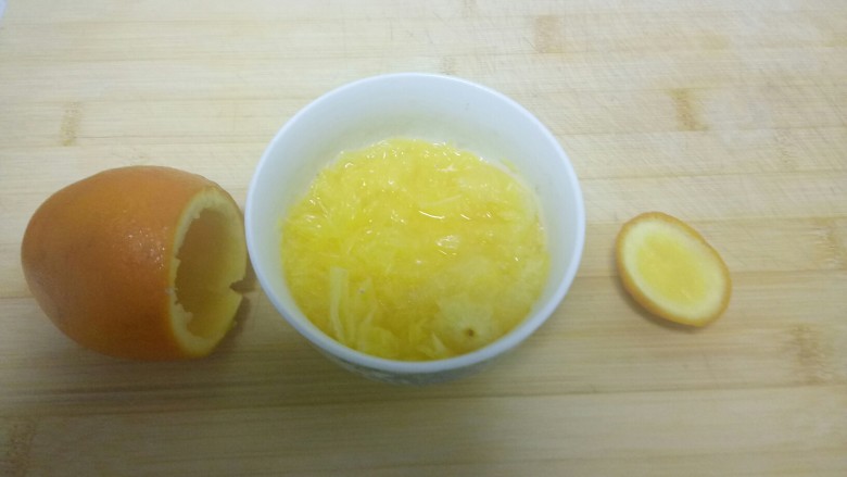 盐蒸橙子,晾的不烧手，用勺子挖出果肉。