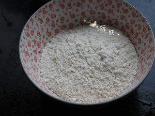 肉片疙瘩汤,面粉倒在一个干净的碗里，碗里最好没有水分，是干燥的。