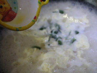 肉片疙瘩汤,最后倒入搅散的鸡蛋液，搅动成蛋花状即可。
