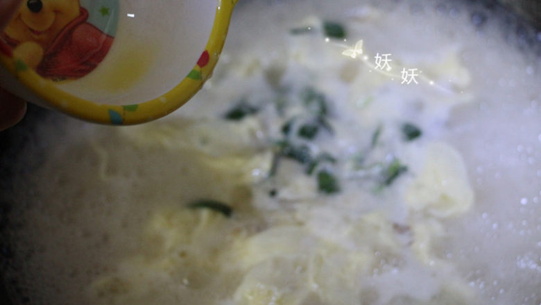 肉片疙瘩汤,最后倒入搅散的鸡蛋液，搅动成蛋花状即可。