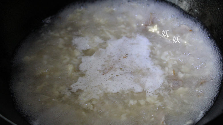 肉片疙瘩汤,水烧开后倒入面疙瘩，用汤勺搅散一下。
