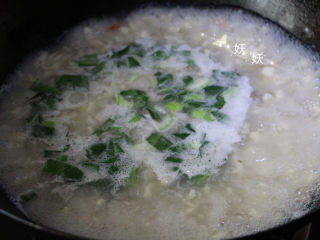 肉片疙瘩汤,疙瘩很容易就熟了，一般倒入疙瘩后稍微过个几十秒就可以把青菜放下去。