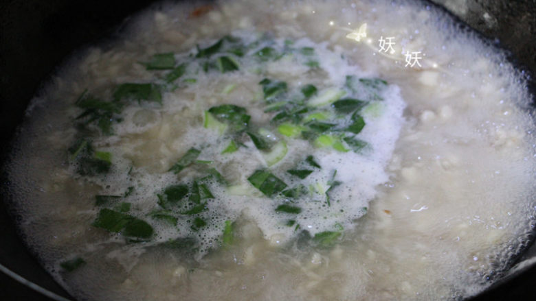 肉片疙瘩汤,疙瘩很容易就熟了，一般倒入疙瘩后稍微过个几十秒就可以把青菜放下去。