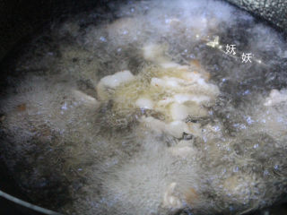 肉片疙瘩汤,倒适量的开水下去，可以拿碗量着，煮多少碗疙瘩汤就倒多少水下去。