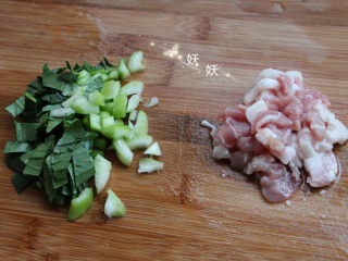 肉片疙瘩汤,搅好的疙瘩放一边备用，青菜切碎，肉切小片。
