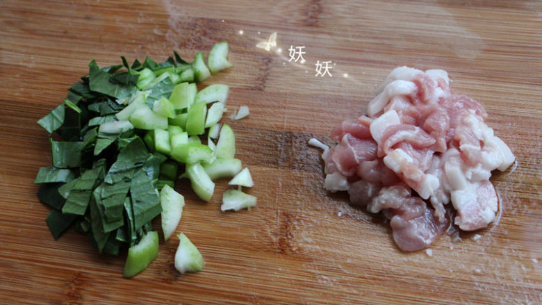 肉片疙瘩汤,搅好的疙瘩放一边备用，<a style='color:red;display:inline-block;' href='/shicai/ 3517'>青菜</a>切碎，肉切小片。