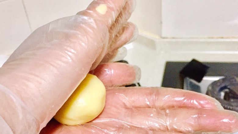 桃酥,取重为35克的面团，双手掌心将其搓成圆球。