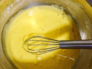 桃酥,加入玉米油（花生油也可以，根据自己喜好，花生油味重些）。