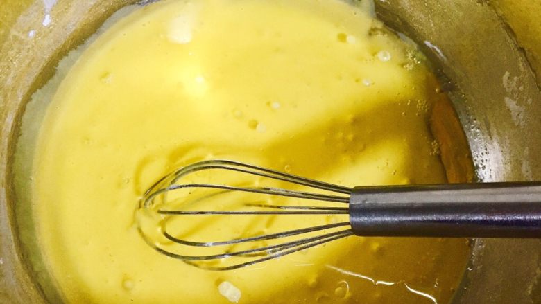 桃酥,加入玉米油（花生油也可以，根据自己喜好，花生油味重些）。