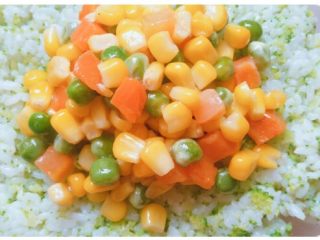 什锦包饭,米饭上面加入炒好的胡萝卜丁玉米粒碗豆