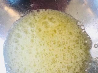 抹茶蜜豆卷,蛋白放置到一个无油无水的容器中，加几滴柠檬汁，分3次加糖，打发。打至鱼眼泡时加第一次糖。