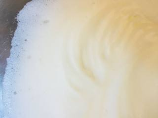 抹茶蜜豆卷,当蛋白打至表面略有纹路，状态变浓稠时，加第二次糖。