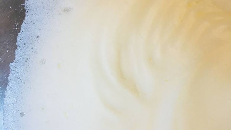 抹茶蜜豆卷,当蛋白打至表面略有纹路，状态变浓稠时，加第二次糖。