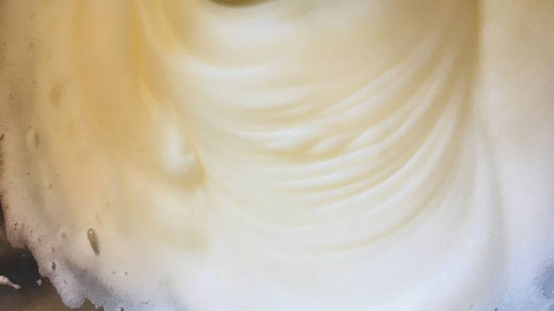 抹茶蜜豆卷,当蛋白表面出现明显纹路，颜色变白。加第三次糖。