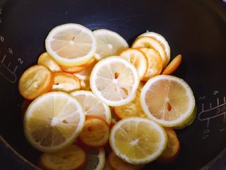 冰糖柠檬金橘膏
,在电饭锅中放入一层去籽的柠檬金橘片。