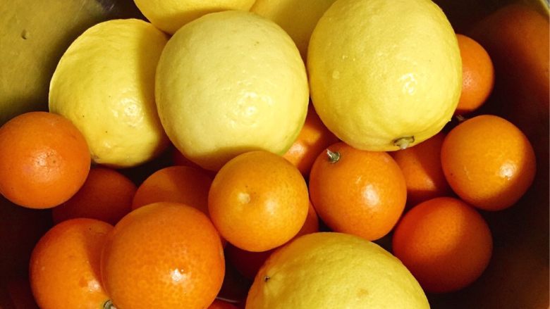 冰糖柠檬金橘膏
,柠檬和金橘用盐搓洗干净，控干水分。