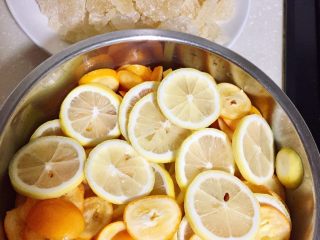 冰糖柠檬金橘膏
,柠檬金橘全部切片去籽。一定要把籽去干净哦！不然会很苦！！！