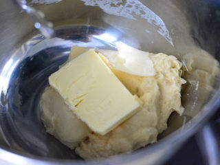 香酥鸡腿堡,揉至能拉出厚膜，加入软化的黄油，继续搅拌至黄油被面团吸收，